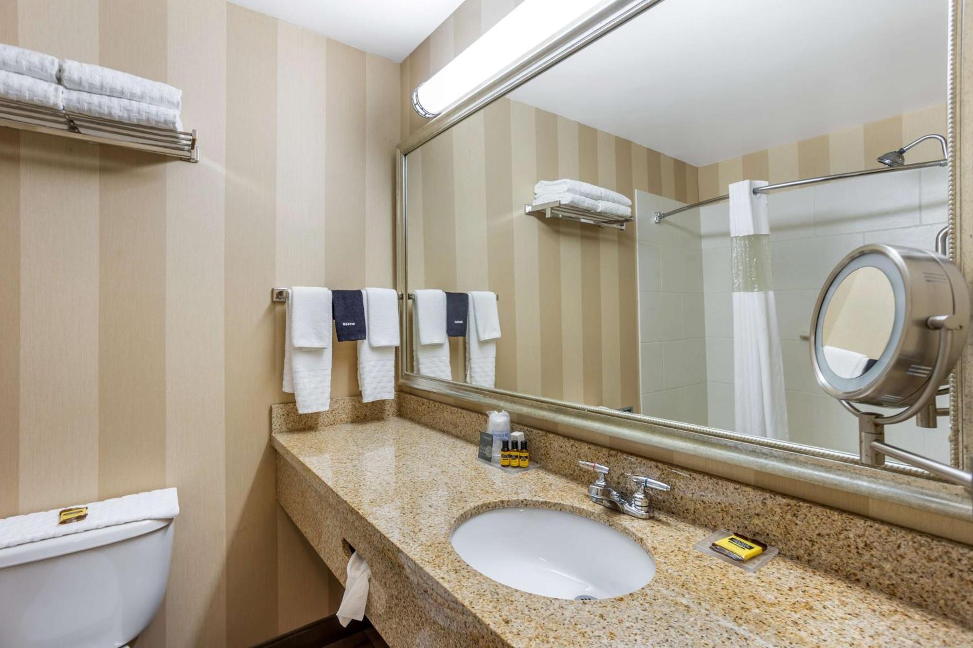 סטייט קולג' Best Western Plus University Park Inn & Suites מראה חיצוני תמונה