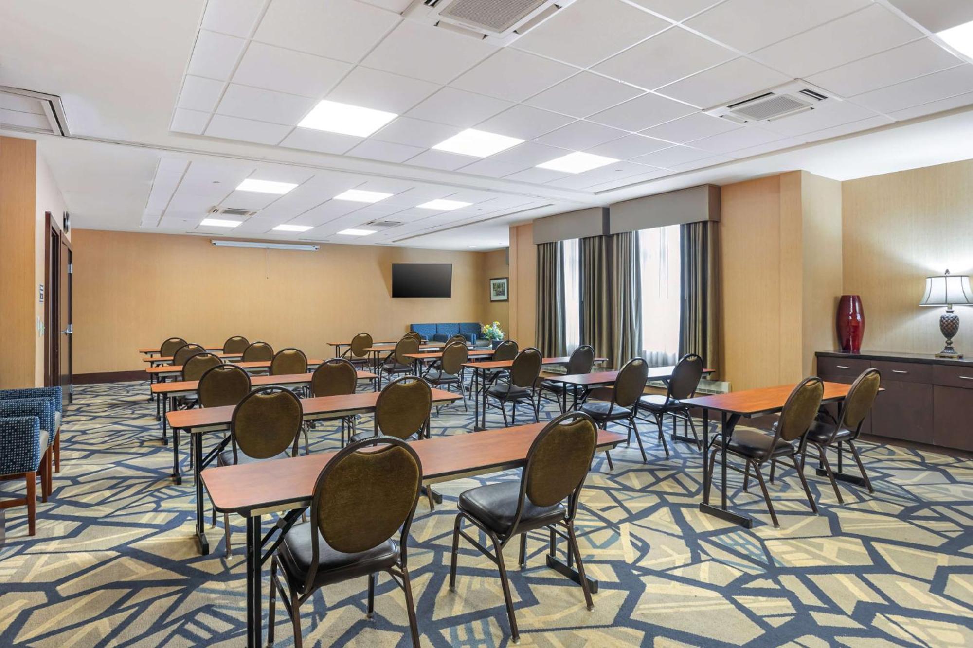 סטייט קולג' Best Western Plus University Park Inn & Suites מראה חיצוני תמונה